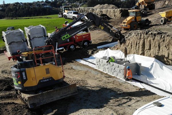 Easy installation of Hyblock retaining wall units Easy installation of Hyblock retaining wall units