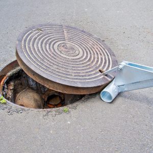 Manhole Lid Lifter In Action