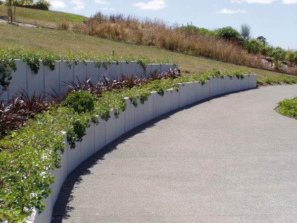 Landscape Gardening with Teired Lusit Retaining Wall