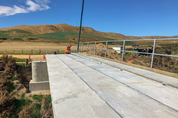 Landspan Bridge outer beams being placed alternatively after the centre beams