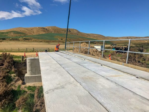 Landspan Bridge outer beams being placed alternatively after the centre beams