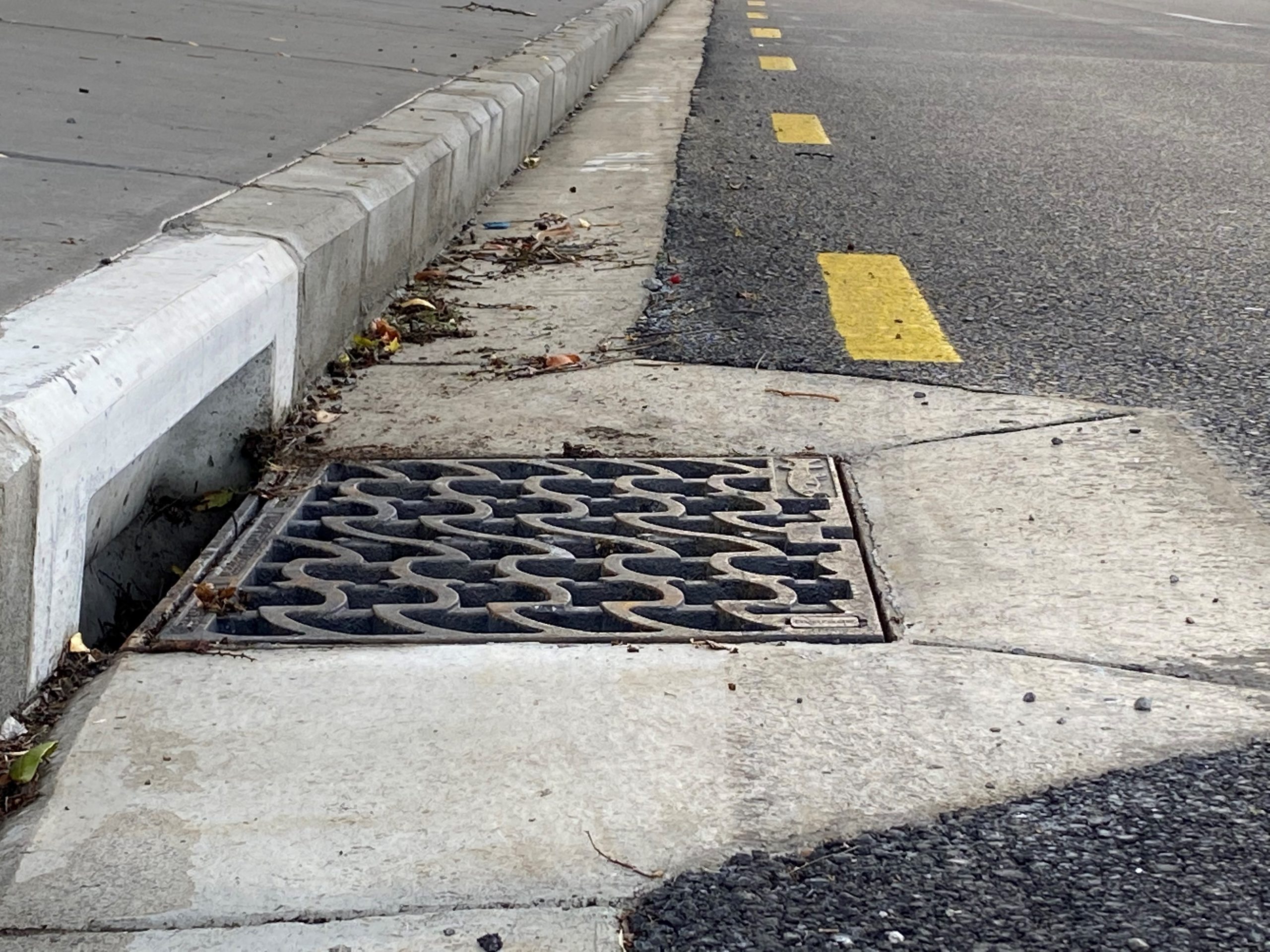 Hydro Slam Lock Stormwater Grate and Frame Hynds Pipe Systems Ltd.
